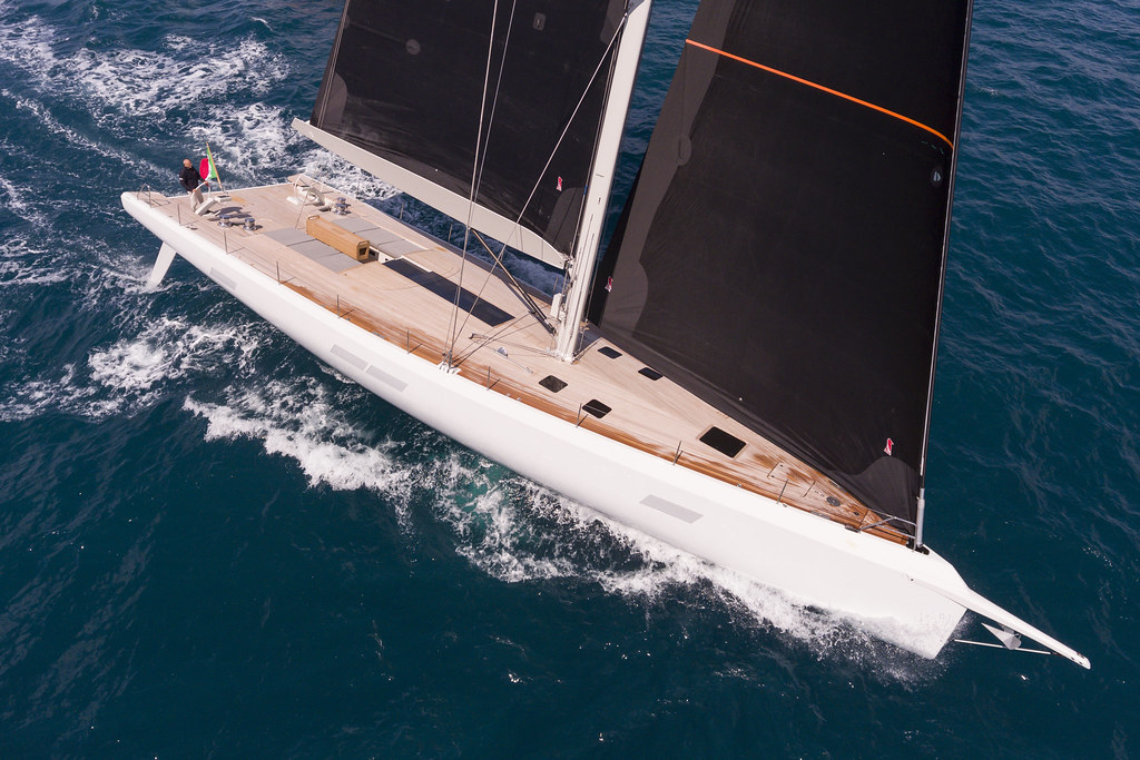 Fekete vitorlás yacht a tengeren, madártávlatból